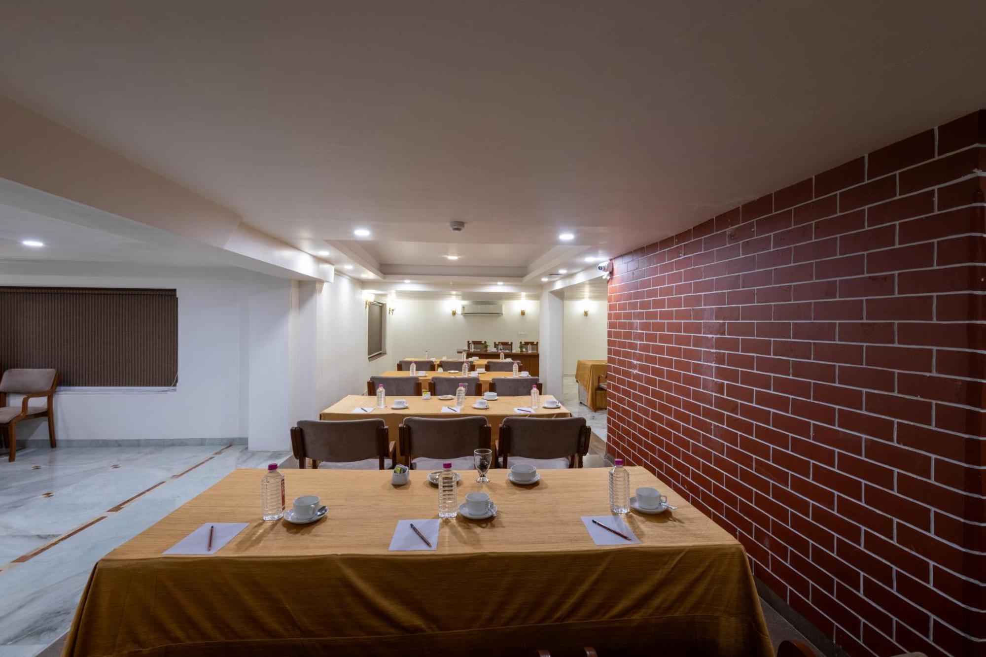 Alba Premier, Vadodara Exterior photo