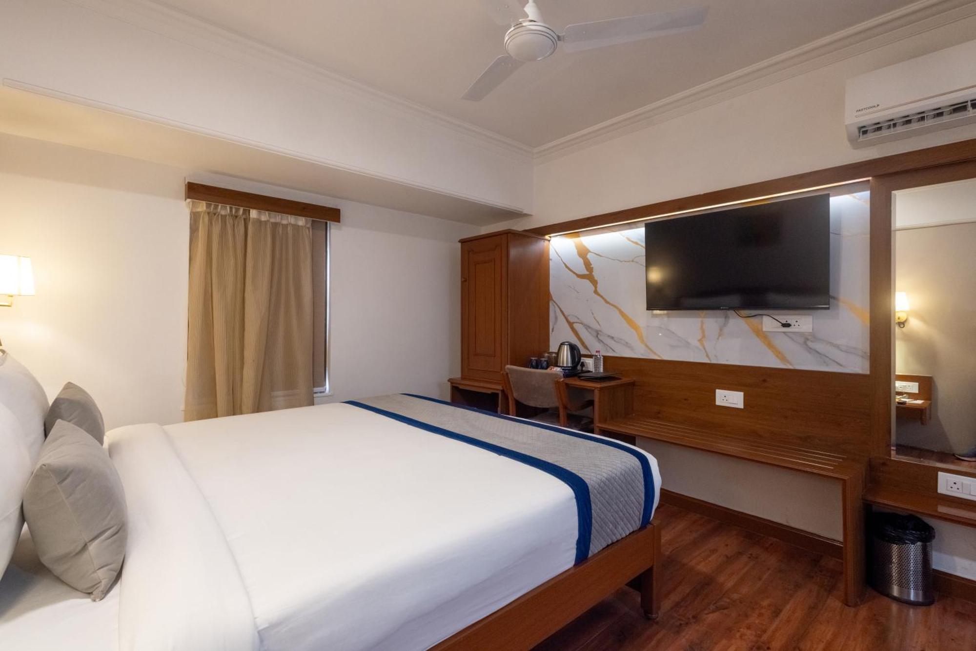 Alba Premier, Vadodara Exterior photo